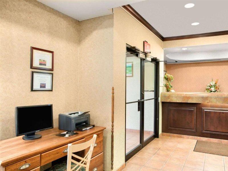 Super 8 By Wyndham Grayville Bagian luar foto