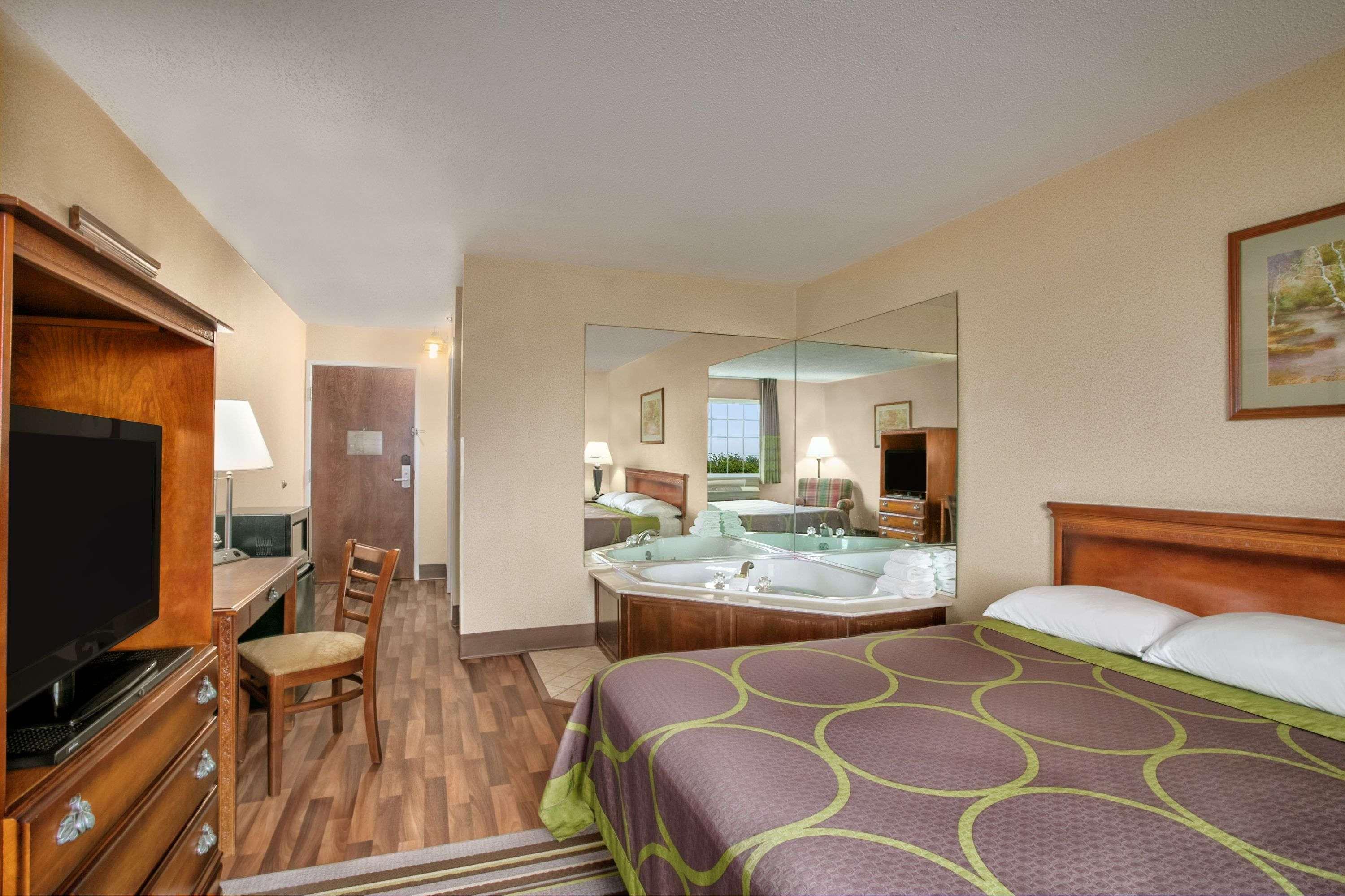 Super 8 By Wyndham Grayville Bagian luar foto