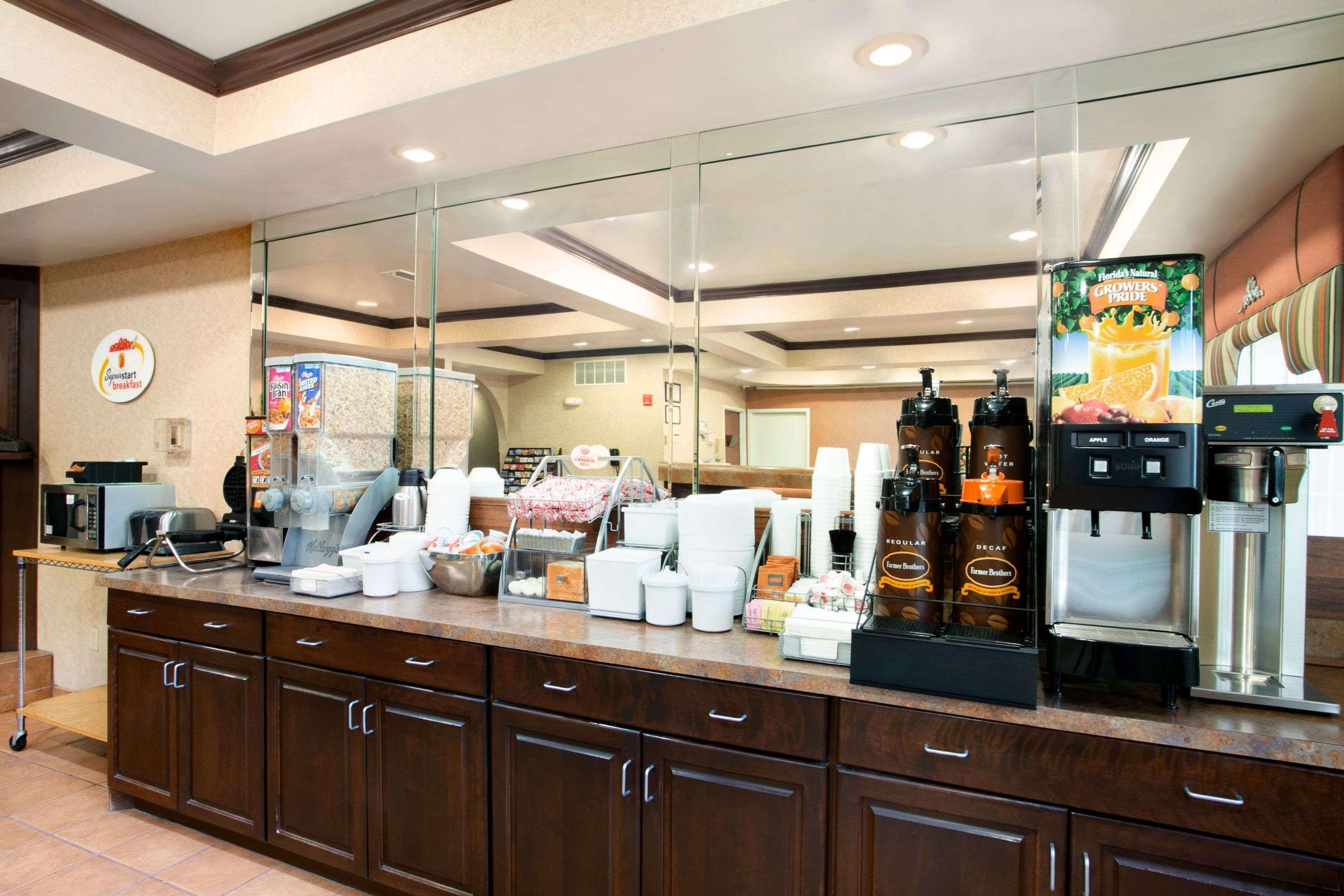 Super 8 By Wyndham Grayville Bagian luar foto