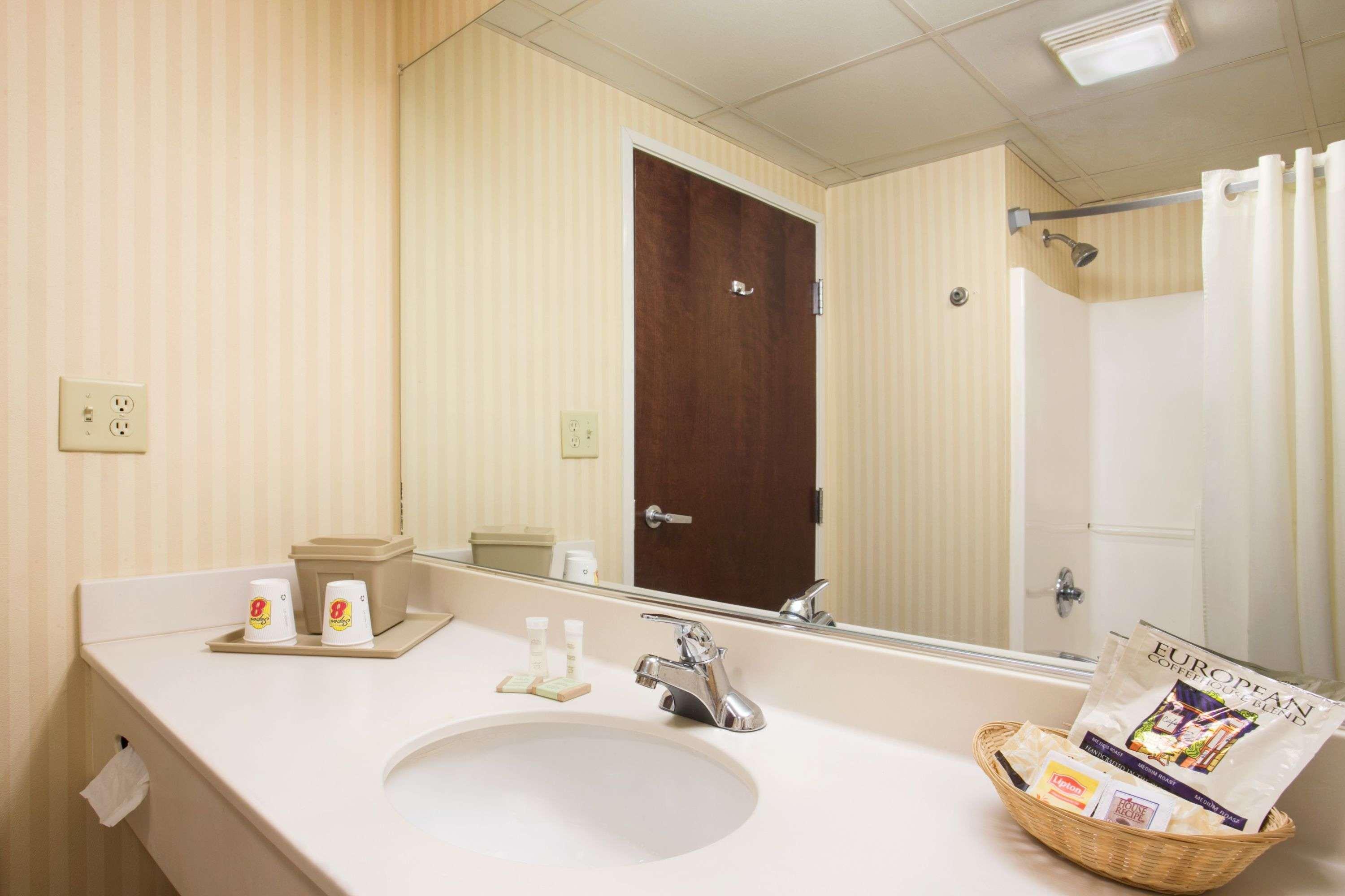 Super 8 By Wyndham Grayville Bagian luar foto