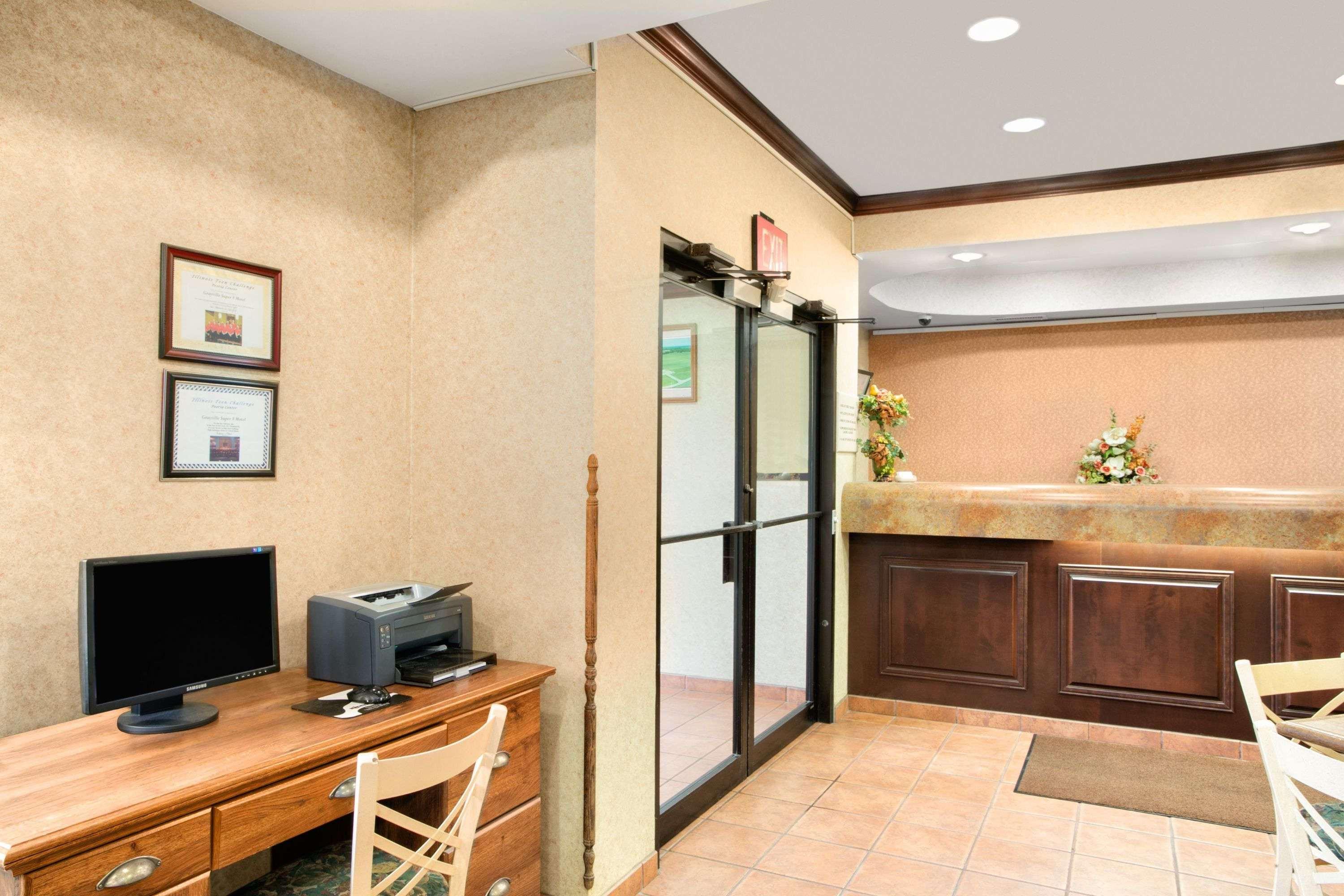 Super 8 By Wyndham Grayville Bagian luar foto